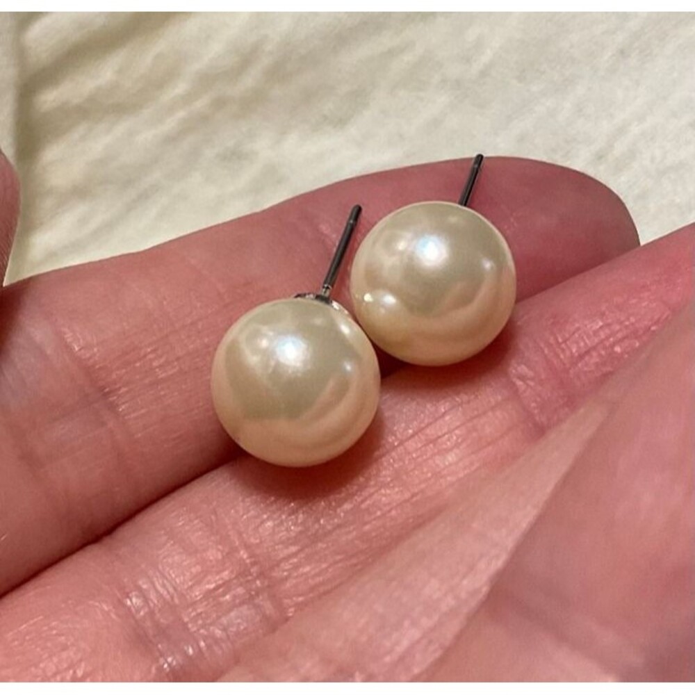 Two Pairs of White Faux Pearl Earrings. One Double Sided Pair. - Picture 4 of 4